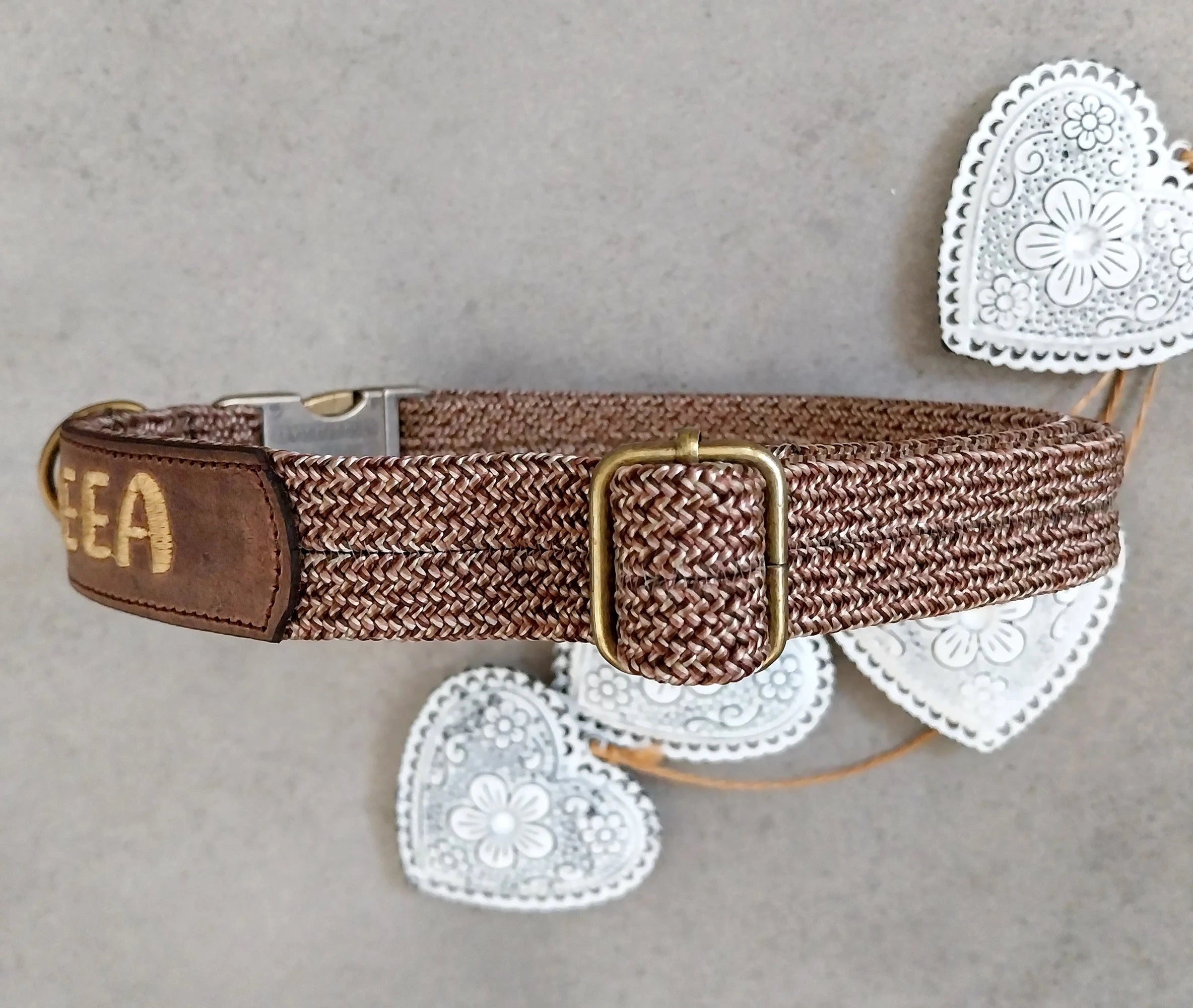 Tau Hundehalsband personalisiert, mit Echtleder, Altmessing